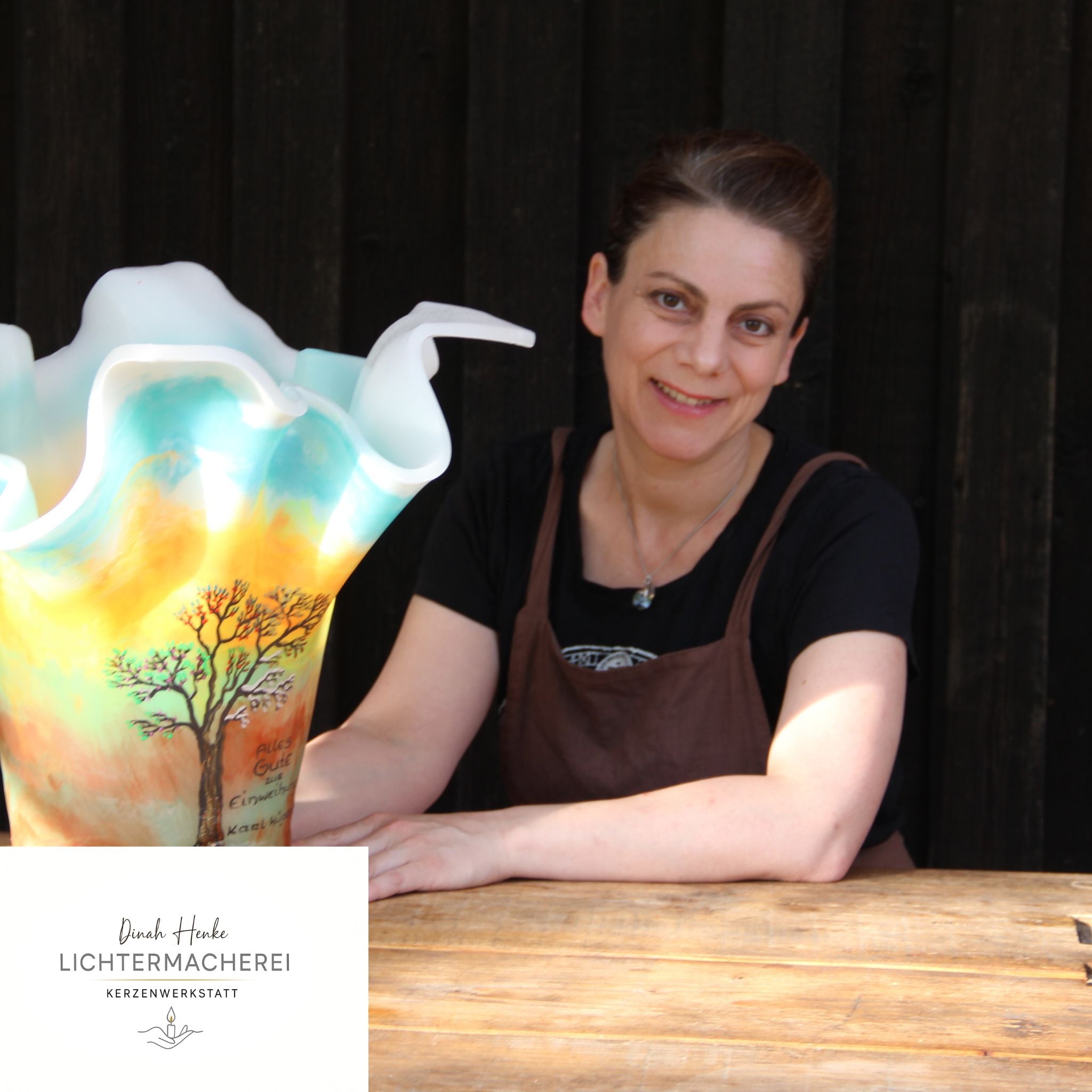Dinbah Henke mit Lichtfang Gigant - ein Windlicht aus Wachs mit Baum Motiv, gemalt