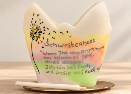Handgefertigter Lichtfang mit Pusteblume, pastellfarbenem Verlauf und handgeschriebener Widmung.
