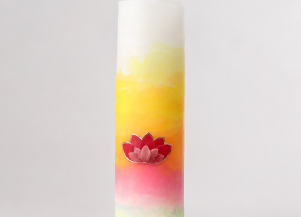 Handgemachte Aurora Borealis Rollkerze M im Nordlicht-Farbverlauf mit rosa Lotos und Blume des Lebens