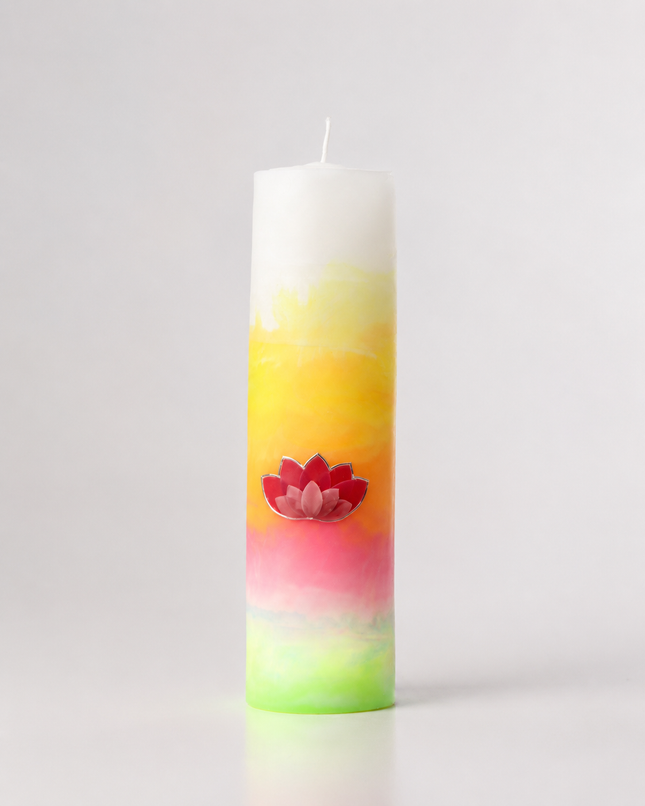 Handgemachte Aurora Borealis Rollkerze M im Nordlicht-Farbverlauf mit rosa Lotos und Blume des Lebens
