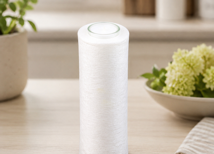 Weiße DIY Kerze mit Teelichteinsatz auf hellem Küchentisch als elegante Wohn- und Dekokerze