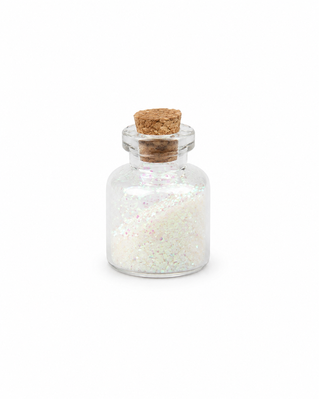 Kleines Glasfläschchen mit fast weißem Diamant-Glitzer und Korkverschluss, ideal als Elfenstaub, Kerzendeko oder Miniaturdeko.