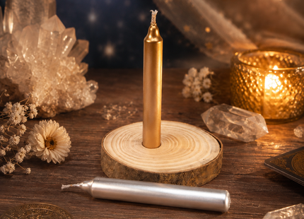 Goldene und silberne Ritualkerze mit Holzscheibe in heller, sanfter Stimmung mit Kristall und feinem Licht für Meditation und Kartenlegung.