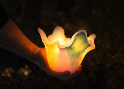 Handgefertigter Lotus-Lichtfang aus Paraffinwachs mit transparentem Rand und marmorierten Pastellfarben wie Polarlicht.