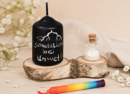 Lichtanker Kerzen-Set mit handbemalter Votivkerze, Regenbogen-Puppenkerze und Glitzer auf fränkischem Birkenholz.