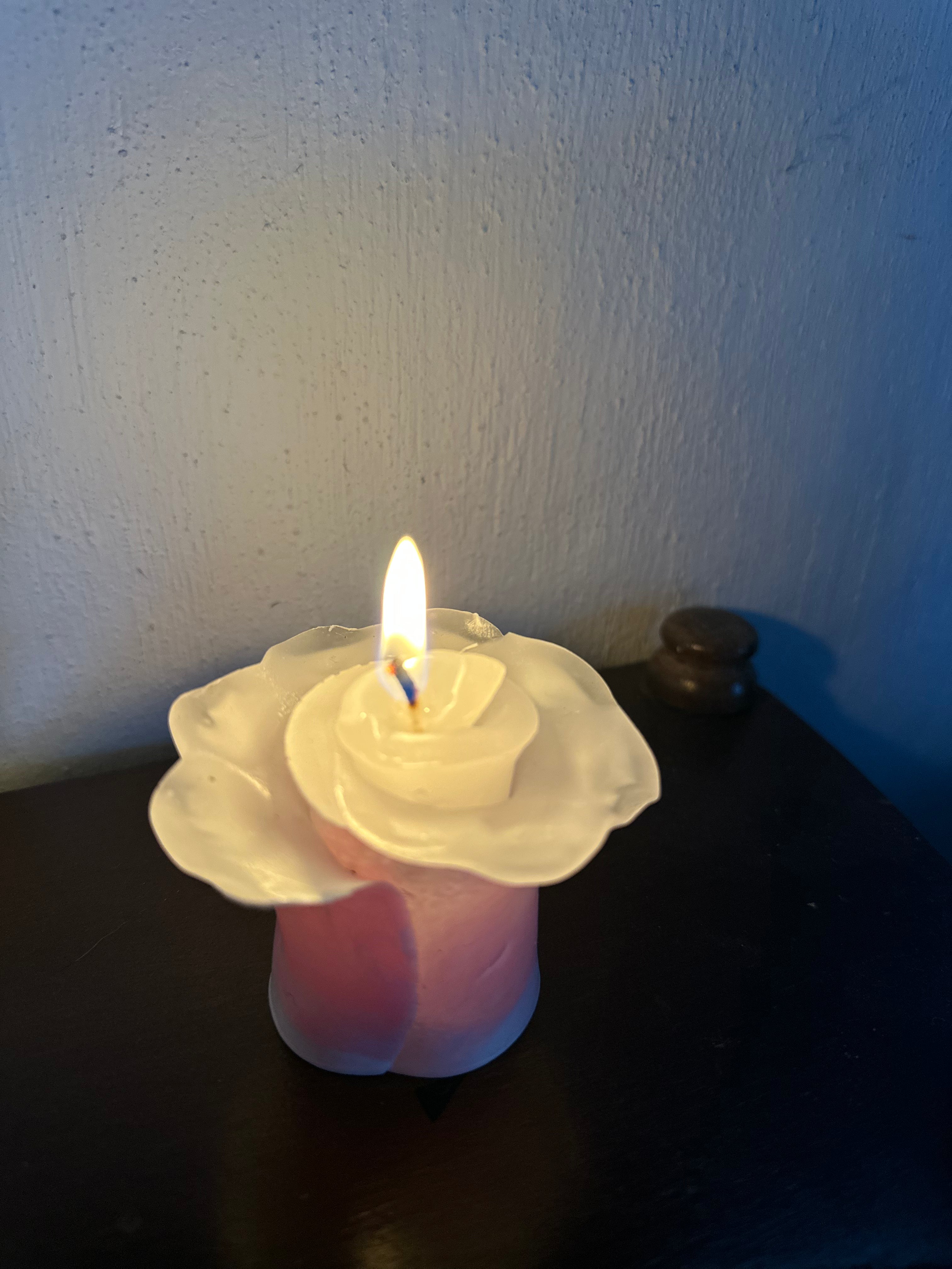 Blütenkerze mit individuellen natürlichen Düften – Handgefertigte Wachskunst in Blütenform 🌸