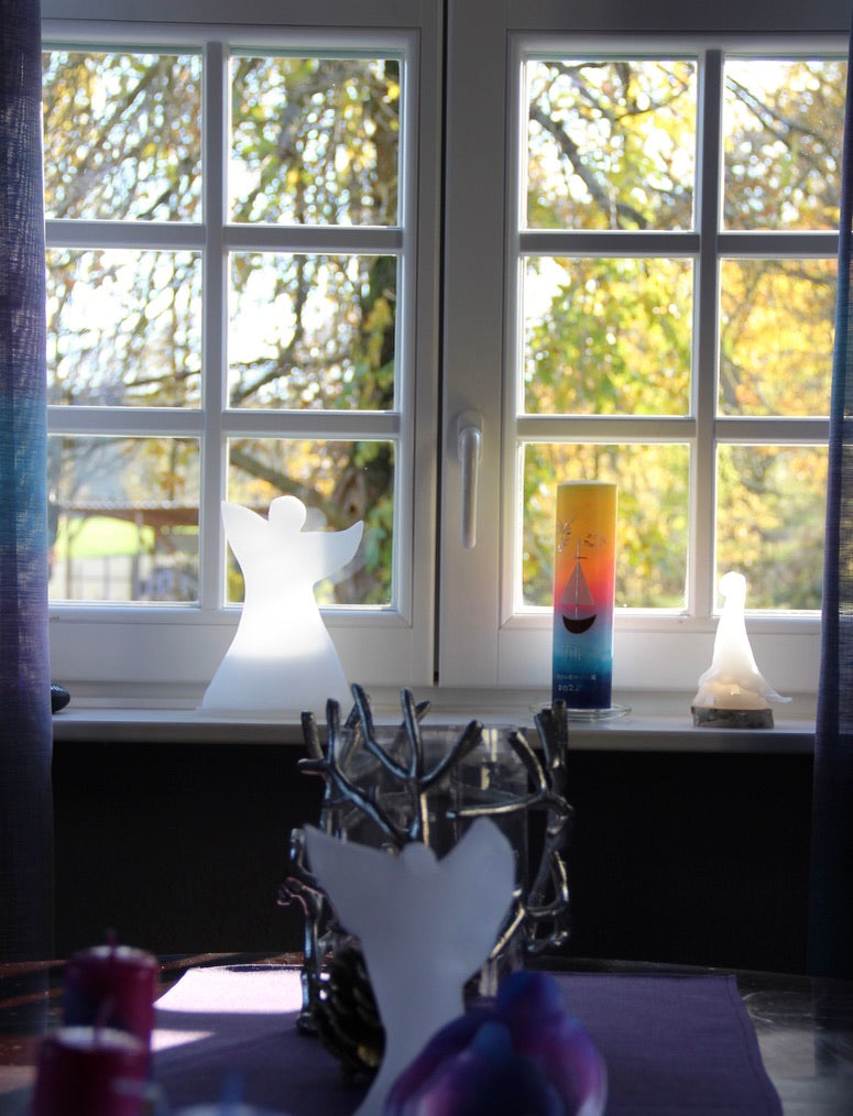 Taufkerze mit Boot am Fensterbrett 