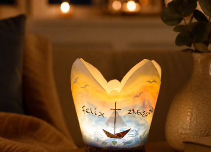 Beleuchteter Tauflichtfang zur Taufe mit Arche Noah, Regenbogen, Name und Datum auf einer natürlichen Holzscheibe.
