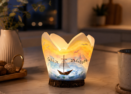 Warm leuchtender Tauflichtfang Arche Noah mit Name und Datum in einer gemütlichen Küche am Abend.