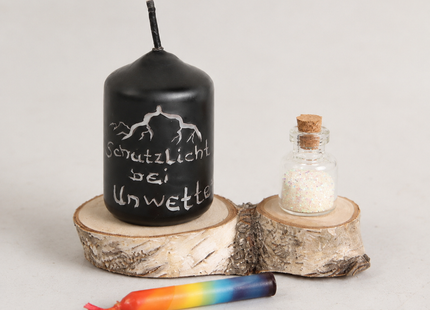 Handgemaltes Schutzlicht bei Unwetter mit schwarzer Votivkerze, Bio-Glitzer, Regenbogen-Puppenkerze und fränkischem Birkenholz.