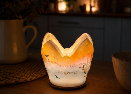 Leuchtender Lichtfang mit weißer Taube und Wunschname auf einem Wohnzimmertisch bei Nacht