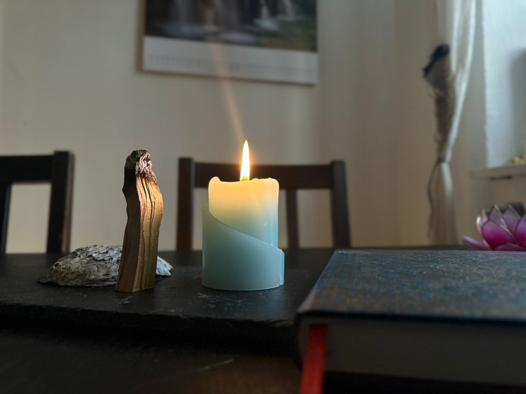 Spiralkerze in Aquamarinblau- Spirale des Lebens Kerze. Angezündet am Küchentisch mit dem Räucherholuz Palosanto