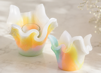 Zwei dekorative Lotus-Lichtschalen aus Wachs in zarten Aurora-Borealis-Farben, als Lichtfang für Teelicht oder LED-Licht.
