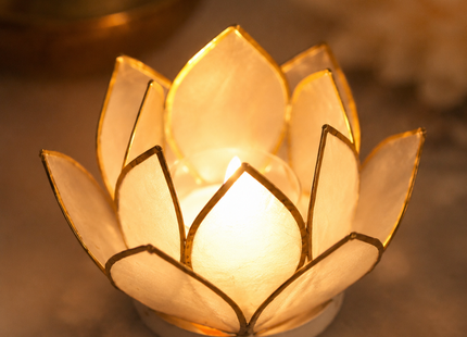 Weiß-goldenes Lotuslicht mit Teelicht in heller, sanfter Morgenstimmung als dekoratives Ewigkeitslicht.