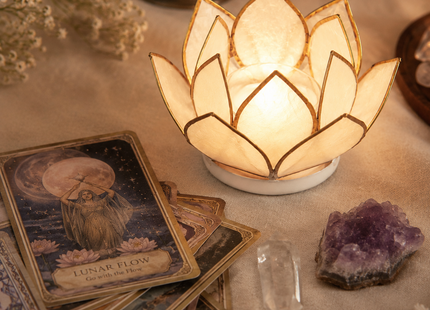 Leuchtendes Lotus-Windlicht als spirituelle Begleitung für Kartenlegen, Orakel und bewusste Seelenmomente.
