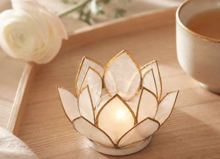 Lotus-Windlicht mit Teelicht auf einem ruhigen Meditationsaltar, ideal für spirituelle Rituale und innere Einkehr.