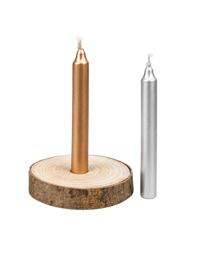 Orakel-Kerzen-Set mit goldener und silberner Ritualkerze sowie natürlicher Holzscheibe mit Kerzenloch, freigestellt für den Onlineshop.