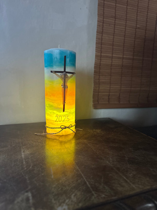 Osterkerze mit Jesus am Kreuz und LED-Licht