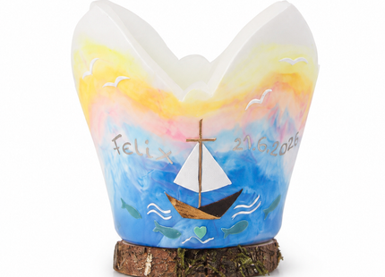 Handgefertigter Tauflichtfang Arche Noah mit Name, Taufdatum, Regenbogen und Segelboot auf einer Holzscheibe vor weißem Hintergrund.