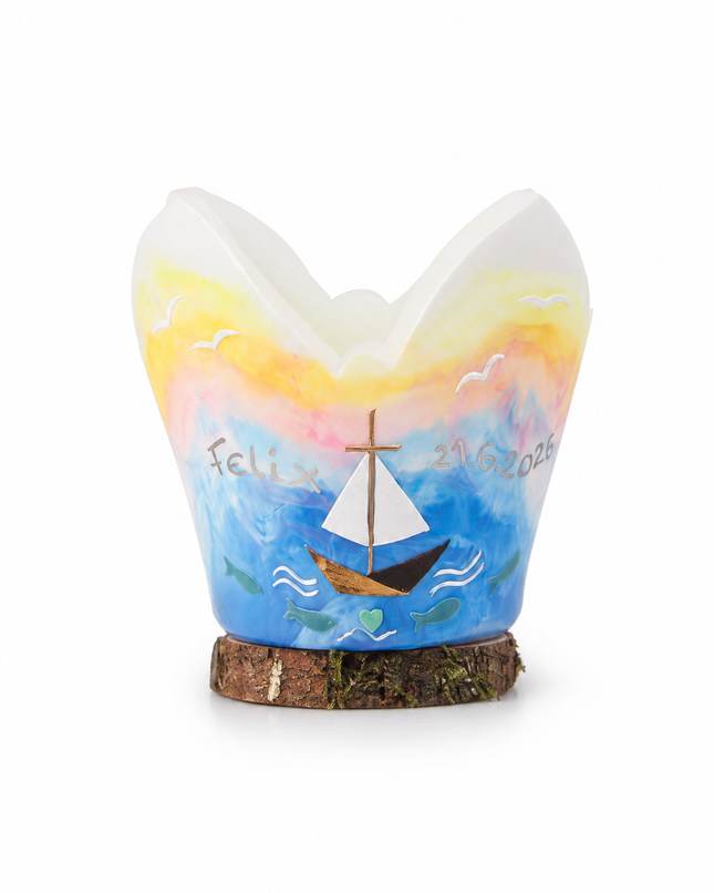 Handgefertigter Tauflichtfang Arche Noah mit Name, Taufdatum, Regenbogen und Segelboot auf einer Holzscheibe vor weißem Hintergrund.