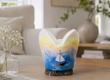 Handgefertigter Tauflichtfang Arche Noah mit sanfter Farbmarmorierung und Holzscheibe auf einem Wohnzimmertisch bei Tageslicht.