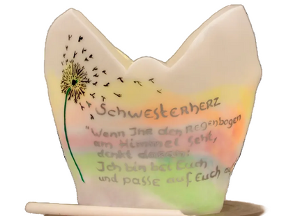 Freigestellte Ansicht des pastellfarbenen Lichtfangs mit Pusteblume, Widmung und goldfarbenem Teller.