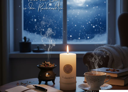 Meditative Szene mit Rauhnachtkerze, Räucherwerk und Winterdekoration zur Einstimmung auf die Rauhnächte
