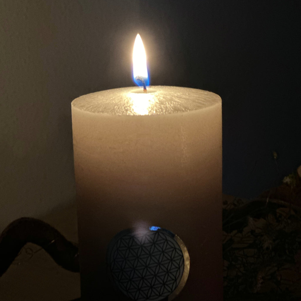 Rauhnachtkerze mit der Blume des Lebens – Ritualkerze zur Wintersonnwende