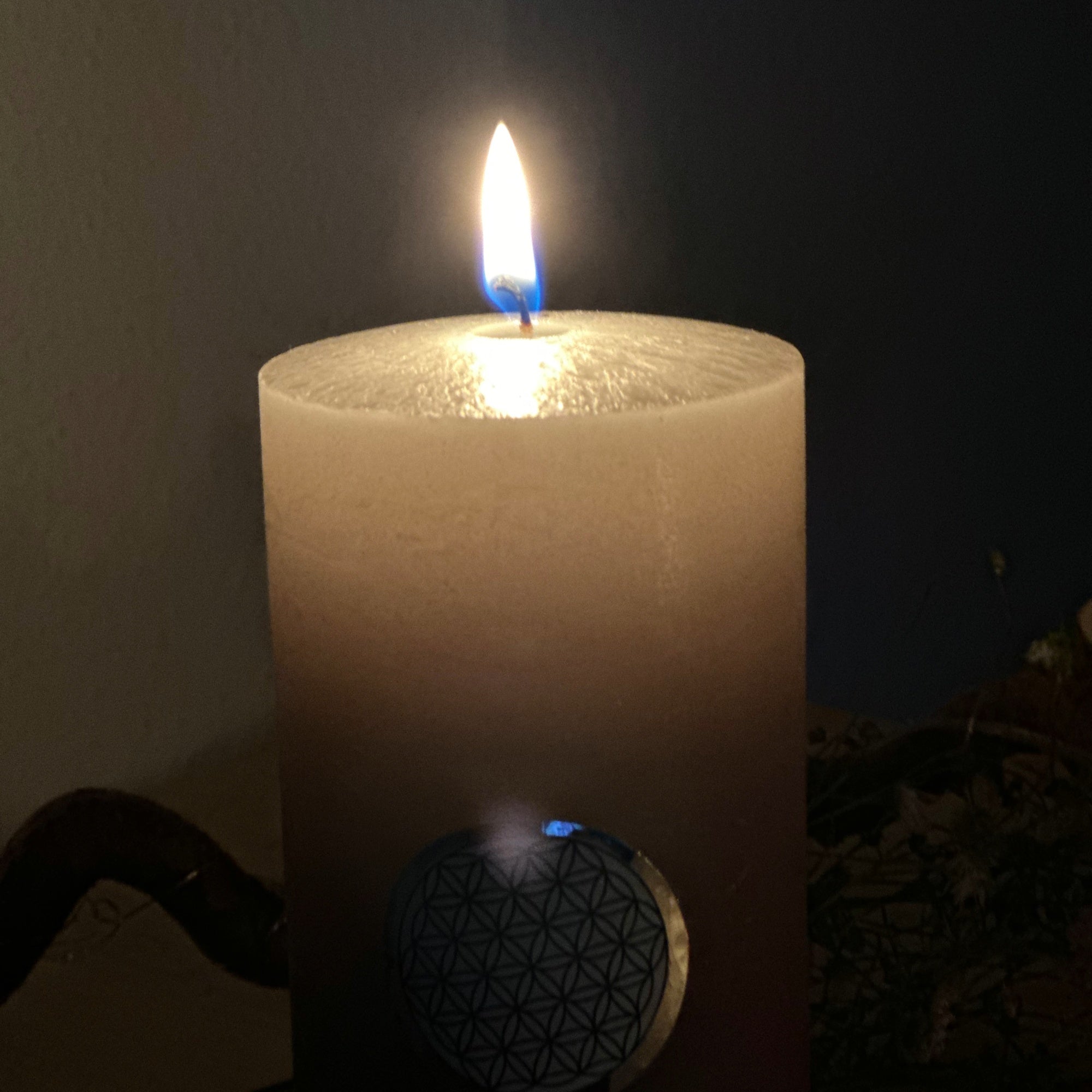 Rauhnachtkerze mit der Blume des Lebens – Ritualkerze zur Wintersonnwende
