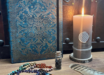 Rauhnachtkerze mit der Blume des Lebens – Ritualkerze zur Wintersonnwende