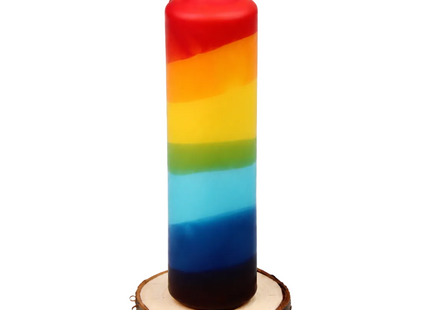 Regenbogenkerze im Dip-Dye-Style, 15 x 4 cm, auf natürlicher Holzscheibe ohne Hintergrund.