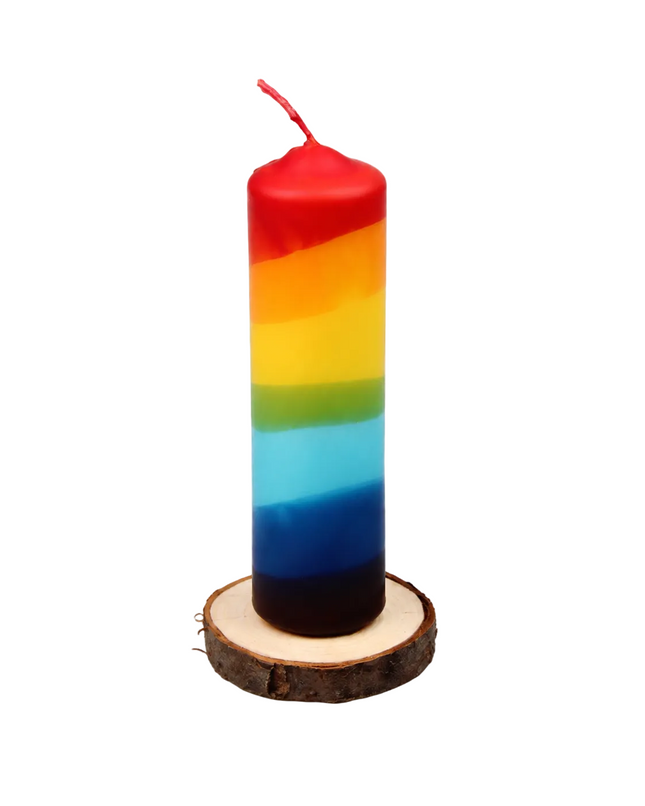 Regenbogenkerze im Dip-Dye-Style, 15 x 4 cm, auf natürlicher Holzscheibe ohne Hintergrund.