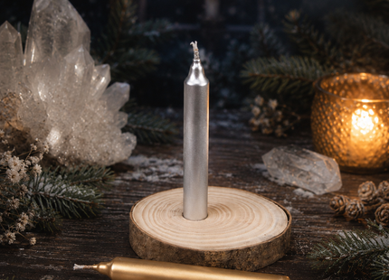 Goldene Orakelkerze auf natürlicher Holzscheibe mit silberner Kerze, Kristallen und mystischer Altarstimmung.