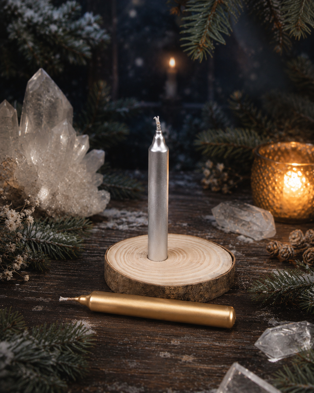 Goldene Orakelkerze auf natürlicher Holzscheibe mit silberner Kerze, Kristallen und mystischer Altarstimmung.