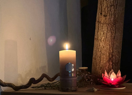 Rauhnachtkerze mit der Blume des Lebens – Ritualkerze zur Wintersonnwende