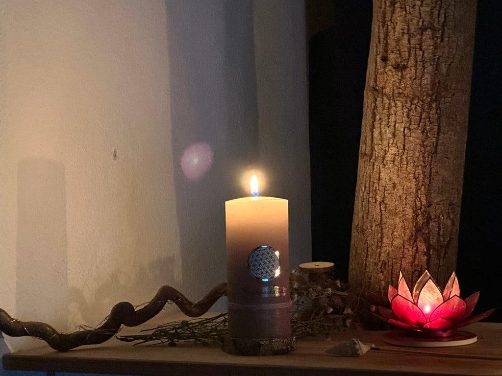 Rauhnachtkerze mit der Blume des Lebens – Ritualkerze zur Wintersonnwende
