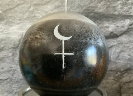 Handgefärbte Lilith-Kerze mit Mondsymbolik für Rituale, Schattenarbeit und innere Wahrheit