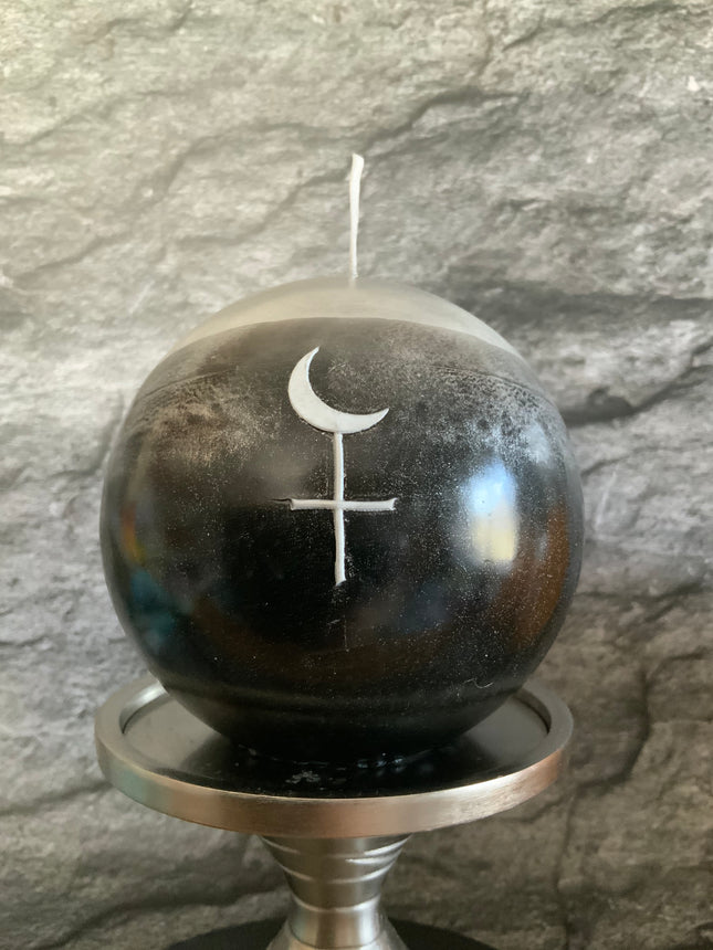 Handgefärbte Lilith-Kerze mit Mondsymbolik für Rituale, Schattenarbeit und innere Wahrheit