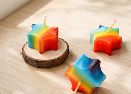 Regenbogen-Sternkerzen Set mit drei Kerzen und Holzteller als Geschenk zum Dank, Geburtstag oder als Hoffnungslicht.