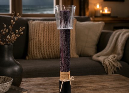 Rustikale schwarze Wetterkerze mit Prozessionsbecher auf einem Couchtisch in gemütlicher Wohnatmosphäre
