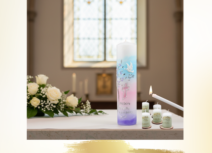 Taufkerze im sanften Licht mit Anzündkerze zur feierlichen Lichtübertragung in der Kirche