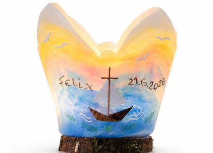 Taufkerze. Beleuchteter Tauflichtfang zur Taufe mit Arche Noah, Regenbogen, Name und Datum auf einer natürlichen Holzscheibe.