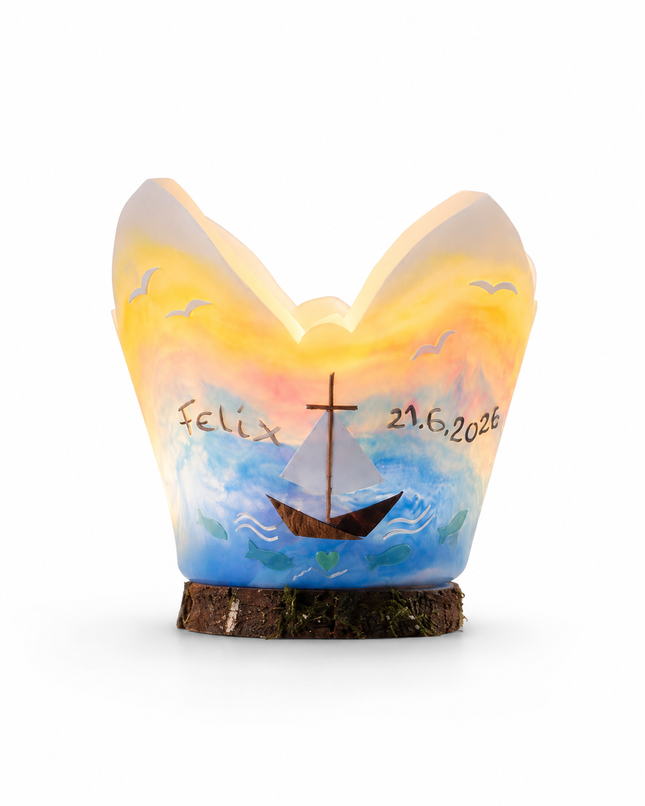 Taufkerze. Beleuchteter Tauflichtfang zur Taufe mit Arche Noah, Regenbogen, Name und Datum auf einer natürlichen Holzscheibe.