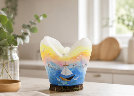 Personalisierter Arche-Noah-Lichtfang mit Regenbogen und Segelboot als dekoratives Taufgeschenk in einer hellen Küche. Moderne Farben für eine Taufkerze, immer währendes Licht aus hochwertigem wachs von Hand gemacht. 