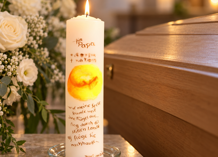 Trauerkerze mit Sonne und persönlicher Widmung – handgerollt