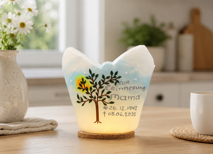 Personalisiertes Trauerlicht Lebensbaum auf hellem Holztisch in freundlicher Küche bei Tageslicht.
