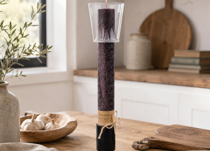 Schwarze Wetterkerze mit Windschutzbecher und Kerzenständer auf einem Holztisch in der Küche