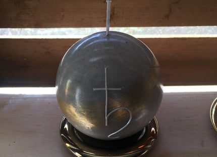 Graue Saturn-Kerze für das Sternzeichen Steinbock mit weißer und goldener Wachsdekoration
