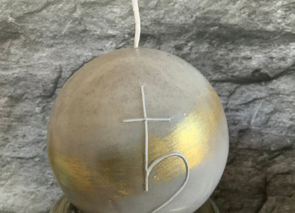 Astro-Kerze Steinbock und Saturn in Grau, Weiß und Gold mit handgelegten astrologischen Symbolen