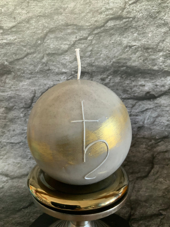 Astro-Kerze Steinbock und Saturn in Grau, Weiß und Gold mit handgelegten astrologischen Symbolen